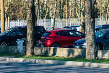 Reims kasabasında park etmiş çeşitli arabaların 10 Şubat 2021 'de Fransa' da görülmesi çünkü Fransa 'yı etkileyen salgın sırasında insanlar evde kalıyor.