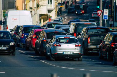 Fransa 'yı etkileyen salgın sırasında 10 Şubat 2021' de Reims kasabasındaki şehir trafiğini kontrol ediyor.