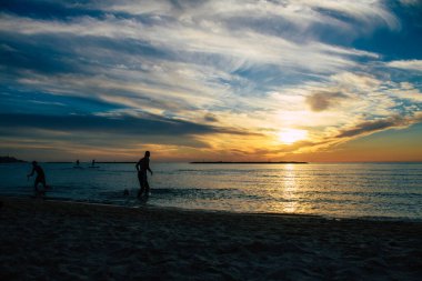 Tel Aviv İsrail 11 Şubat 2021 Tanımlanamayan İsrailli insanlar gün batımında Tel Aviv plajında eğleniyorlar şehir tecridine ve İsrail 'deki koronavirüs salgınına rağmen