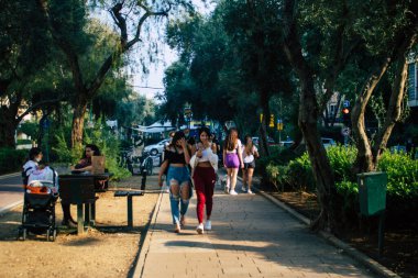 Tel Aviv İsrail 11 Şubat 2021 Tel Aviv sokaklarında kimliği belirsiz İsrailli insanlar Coronavirus salgını İsrail 'i vurdu.