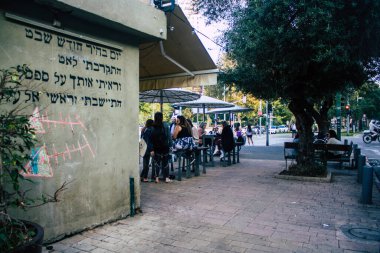 Tel Aviv İsrail 11 Şubat 2021 Tel Aviv sokaklarında kimliği belirsiz İsrailli insanlar Coronavirus salgını İsrail 'i vurdu.