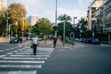 Tel Aviv İsrail 11 Şubat 2021 Tel Aviv sokaklarında kimliği belirsiz İsrailli insanlar Coronavirus salgını İsrail 'i vurdu.