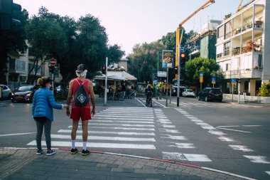 Tel Aviv İsrail 11 Şubat 2021 Tel Aviv sokaklarında kimliği belirsiz İsrailli insanlar Coronavirus salgını İsrail 'i vurdu.