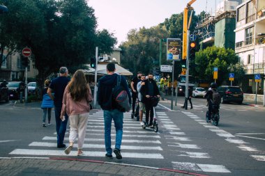 Tel Aviv İsrail 11 Şubat 2021 Tel Aviv sokaklarında kimliği belirsiz İsrailli insanlar Coronavirus salgını İsrail 'i vurdu.