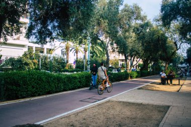 Tel Aviv İsrail 11 Şubat 2021 Tel Aviv sokaklarında dolaşan kimliği belirsiz insanlar Coronavirus salgını İsrail 'i vurdu.