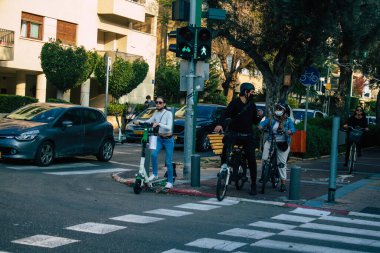 Tel Aviv İsrail 11 Şubat 2021 Tel Aviv sokaklarında dolaşan kimliği belirsiz insanlar Coronavirus salgını İsrail 'i vurdu.