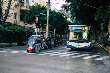 Tel Aviv İsrail 11 Şubat 2021 İsrail halk otobüsü İsrail 'deki Coronavirus salgını ve tecrit sırasında Tel Aviv sokaklarından geçiyor.