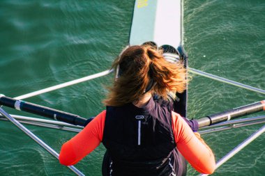 Reims nehir kanalı üzerinde Fransa 'yı etkileyen koronavirüs salgını sırasında kürek çeken kimliği belirsiz 12 Şubat 2021' de Fransa 'yı ele geçirdi.