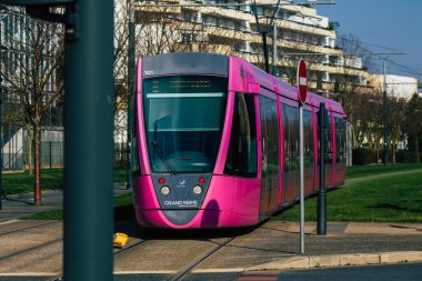 Fransa 'yı 12 Şubat 2021 Coronavirus salgını sırasında Reims sokaklarında yuvarlanan yolcular için modern elektrikli tramvay ve nüfusu zapt etmek için tecrit