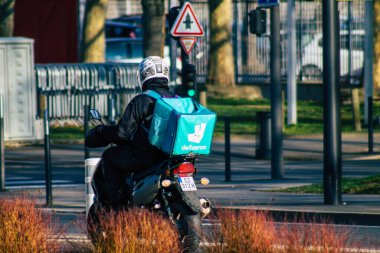 Reims France 12 Şubat 2021 Coronavirus salgını sırasında Fransa 'da çalışan gıda teslimatçısı.