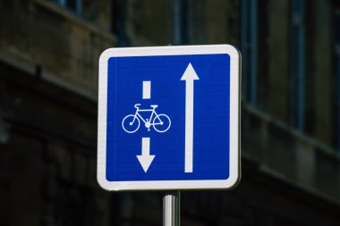 Reims şehir merkezindeki karayolu kullanıcısına bilgi sağlamak için yolun kenarına veya yukarısına dikilmiş Fransa 14 Şubat 2021 Sokak tabelası veya yol tabelası