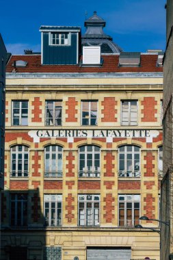 Reims, Fransa 'da 16 Şubat 2021 tarihinde Fransa' nın Grand Est bölgesinde yer alan ve Avrupa 'nın en eski şehirlerinden biri olan Reims' deki tarihi bir binanın cephesi.