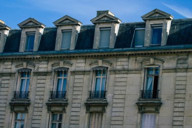 Reims, Fransa 'da 16 Şubat 2021 tarihinde Fransa' nın Grand Est bölgesinde yer alan ve Avrupa 'nın en eski şehirlerinden biri olan Reims' deki tarihi bir binanın cephesi.