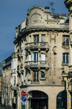 Reims, Fransa 'da 16 Şubat 2021 tarihinde Fransa' nın Grand Est bölgesinde yer alan ve Avrupa 'nın en eski şehirlerinden biri olan Reims' deki tarihi bir binanın cephesi.