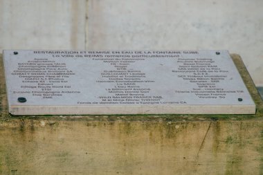 Reims France 16 Şubat 2021, Fransa 'nın Grand Est bölgesinde yer alan Reims şehir merkezindeki Sube çeşmesinin manzarası