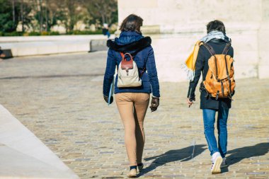 Reims France 16 Şubat 2021 Kimliği belirsiz turist Fransa 'yı etkileyen Coronavirüs salgınına rağmen Notre Dame de Reims Katedrali önünde yürüyor.