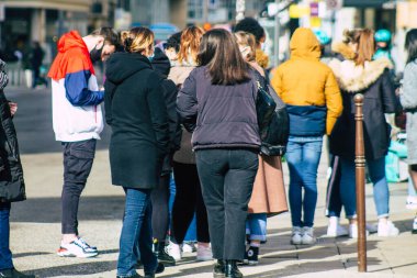Reims Fransa 16 Şubat 2021 Coronavirus salgını sırasında Fransa 'yı etkileyen Reims caddelerinde bir dükkanın önünde kuyruğa giren kimliği belirsiz insanlar.