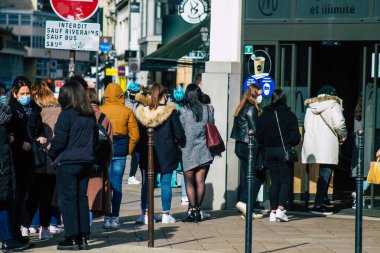 Reims Fransa 16 Şubat 2021 Coronavirus salgını sırasında Fransa 'yı etkileyen Reims caddelerinde bir dükkanın önünde kuyruğa giren kimliği belirsiz insanlar.