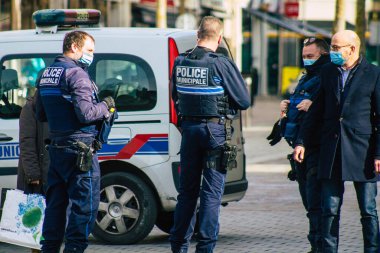 16 Şubat 2021 'de Fransa' yı koronavirüs salgını sırasında Reims 'in tarihi sokaklarında devriye gezen Fransız polis memuru ve nüfusu zapt etmek için tecrit kararı aldı.