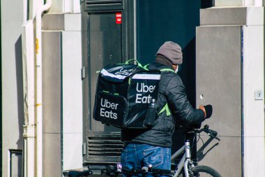 Reims France 16 Şubat 2021 Coronavirus salgını sırasında Fransa 'yı etkileyen bisikletli yemek dağıtım işçisi