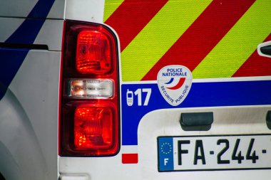 Fransa 'yı 16 Şubat 2021' de Reims caddelerinde koronavirüs salgını sırasında Fransız polis arabası ile ablukaya aldı.