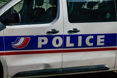 Fransa 'yı 16 Şubat 2021' de Reims caddelerinde koronavirüs salgını sırasında Fransız polis arabası ile ablukaya aldı.