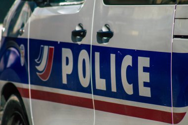 Fransa 'yı 16 Şubat 2021' de Reims caddelerinde koronavirüs salgını sırasında Fransız polis arabası ile ablukaya aldı.