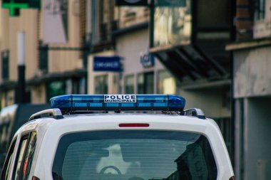 Fransa 'yı 16 Şubat 2021' de Reims caddelerinde koronavirüs salgını sırasında Fransız polis arabası ile ablukaya aldı.