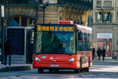 Fransa 16 Şubat 2021 Coronavirus salgını sırasında Fransa 'yı ve Reims toplu taşıma sisteminin bir kısmını vuran yolcular için şehir otobüsü.