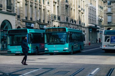 Fransa 16 Şubat 2021 Coronavirus salgını sırasında Fransa 'yı ve Reims toplu taşıma sisteminin bir kısmını vuran yolcular için şehir otobüsü.