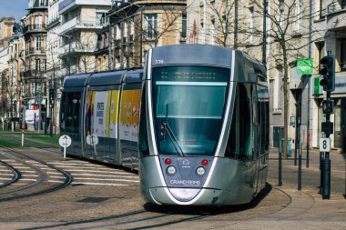 Reims Fransa 16 Şubat 2021 Coronavirus salgını sırasında Fransa sokaklarında gezen yolcular için modern elektrikli tramvay
