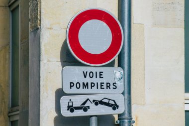 Reims şehir merkezindeki karayolu kullanıcısına bilgi sağlamak için yolun kenarına ya da yukarısına dikilmiş Fransa 16 Şubat 2021 Sokak tabelası ya da yol tabelası