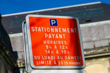 Reims şehir merkezindeki karayolu kullanıcısına bilgi sağlamak için yolun kenarına ya da yukarısına dikilmiş Fransa 16 Şubat 2021 Sokak tabelası ya da yol tabelası