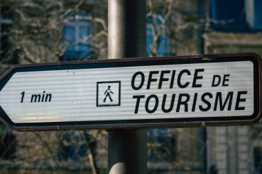 Reims şehir merkezindeki karayolu kullanıcısına bilgi sağlamak için yolun kenarına ya da yukarısına dikilmiş Fransa 16 Şubat 2021 Sokak tabelası ya da yol tabelası