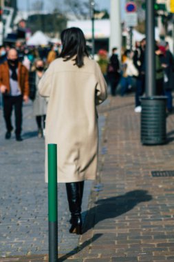 Fransa 'yı 20 Şubat 2021' de Coronavirus salgını ve nüfusu kontrol altına almak için şehir merkezindeki marketten yüz maskesi alan kimliği belirsiz kişiler tespit etti.