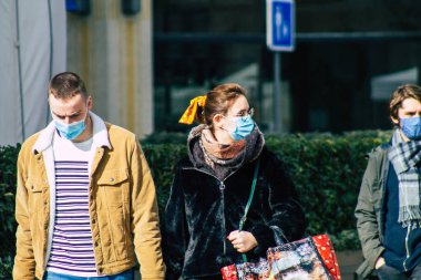 Fransa 'yı 20 Şubat 2021' de Coronavirus salgını ve nüfusu kontrol altına almak için şehir merkezindeki marketten yüz maskesi alan kimliği belirsiz kişiler tespit etti.