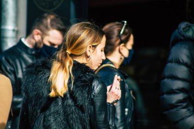 Fransa 'yı 20 Şubat 2021' de Coronavirus salgını sırasında yüz maskesi takmış kimliği belirsiz kişiler nüfusu kontrol altına almak için çarşıda kuyruğa giriyor.