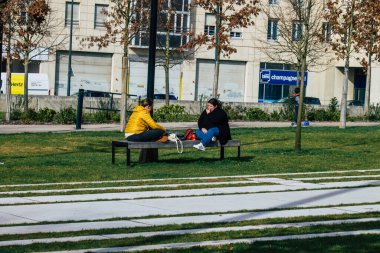 Reims caddelerinde oturan kimliği belirsiz 20 Şubat 2021 'de Fransa' yı etkileyen salgın sırasında bütün restoranlar kapandığı için öğle yemeği yemek isteyen kimliği belirsiz Fransız vatandaşları.