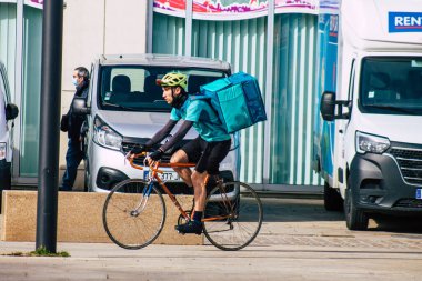 Reims France 20 Şubat 2021 Coronavirus salgını sırasında Fransa 'yı etkileyen bisikletli yemek dağıtım işçisi