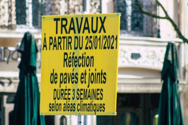 Reims şehir merkezindeki karayolu kullanıcısına bilgi sağlamak için yolun kenarına veya yukarısına dikilmiş Fransa 20 Şubat 2021 Sokak tabelası veya yol tabelası