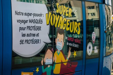 Reims Fransa 20 Şubat 2021 Coronavirus salgını sırasında Fransa sokaklarında gezen yolcular için modern elektrikli tramvay