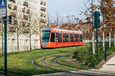 Reims Fransa 20 Şubat 2021 Coronavirus salgını sırasında Fransa sokaklarında gezen yolcular için modern elektrikli tramvay