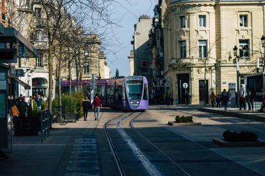 Reims Fransa 20 Şubat 2021 Coronavirus salgını sırasında Fransa sokaklarında gezen yolcular için modern elektrikli tramvay