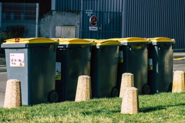 20 Şubat 2021 'de, Fransa' nın Grand Est bölgesinde yer alan ve Avrupa 'nın en eski kentlerinden biri olan Reims şehir merkezindeki bir çöp konteynırında Fransa' yı temsil ediyor.