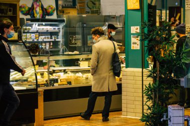 Reims Fransa 20 Şubat 2021 Coronavirus salgını sırasında Reims pazarında satılan çeşitli şarküterilerin kapatılması ve şehrin kilit altına alınması