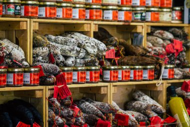 Reims Fransa 20 Şubat 2021 Coronavirus salgını sırasında Reims pazarında satılan çeşitli şarküterilerin kapatılması ve şehrin kilit altına alınması