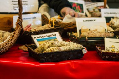 Reims Fransa 20 Şubat 2021 Coronavirus salgını sırasında Reims pazarında satılan çeşitli şarküterilerin kapatılması ve şehrin kilit altına alınması