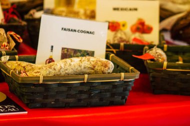 Reims Fransa 20 Şubat 2021 Coronavirus salgını sırasında Reims pazarında satılan çeşitli şarküterilerin kapatılması ve şehrin kilit altına alınması