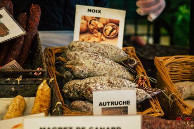 Reims Fransa 20 Şubat 2021 Coronavirus salgını sırasında Reims pazarında satılan çeşitli şarküterilerin kapatılması ve şehrin kilit altına alınması