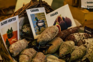 Reims Fransa 20 Şubat 2021 Coronavirus salgını sırasında Reims pazarında satılan çeşitli şarküterilerin kapatılması ve şehrin kilit altına alınması